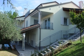 Fasada enodružinske hiše na Škofijah