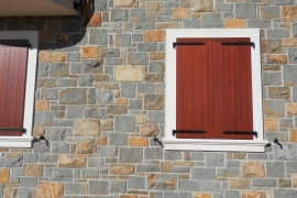 obloga fasade z masivnim klesanim peščenjakom