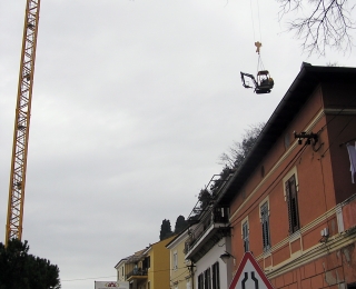 Volvo EC 20: žerjav ga dviguje na gradbišče