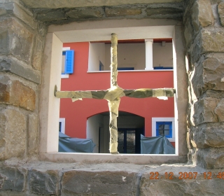 pogled skozi kamnito okno