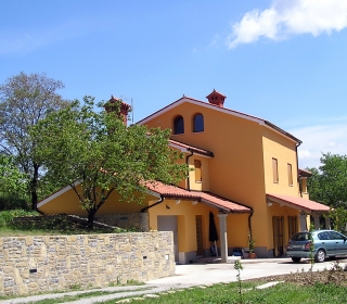 Fasada družinske hiše na podeželju Izole Fasada družinske hiše na podeželju Izole