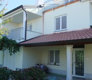Fasada enodružinske hiše na Škofijah